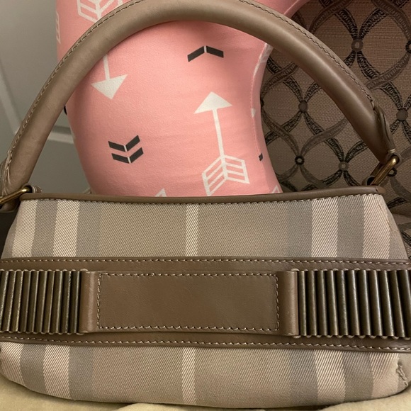 Burberry hand bag. NEW!! With dust bag! - Picture 2 of 7